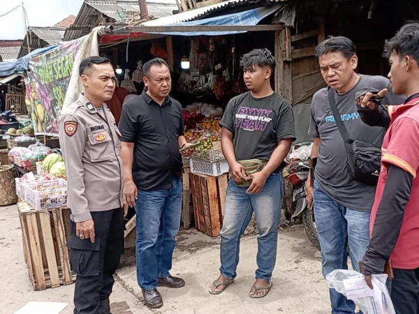 Petugas kepolisian Sektor Majalaya saat memintai keterang kepada pedagang terkait adanya dugaan pungli modus THR di Pasar Baru Majalaya. Foto Istimewa