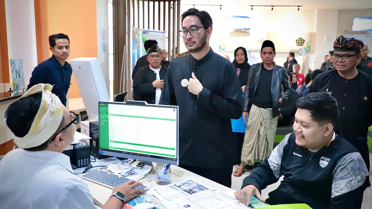 Bupati Bandung Barat Jeje Ritchie Ismail saat melakukan sidak pelayanan publik di MPP Kompleks Perkantoran Pemda KBB. Kamis (6/3). Dok Jabar Ekspres/Suwitno