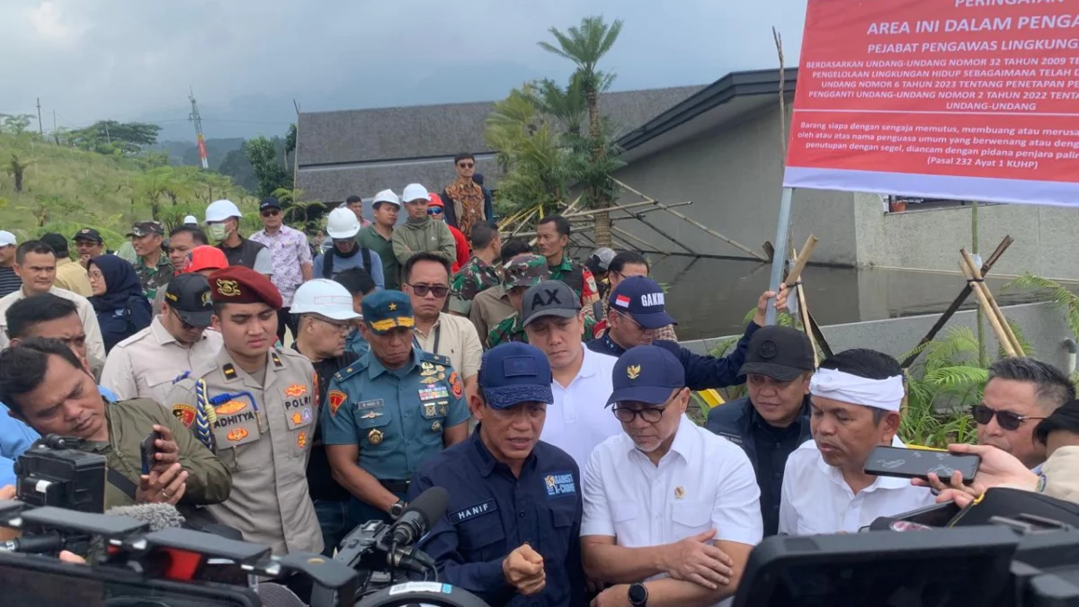 Menteri Lingkungan Hidup Hanif Faisol Nurofiq, Menko Pangan Zulkifli Hasan, dan Gubernur Jawa Barat Dedi Mulyadi saat memberikan keterangan kepada awak media, pada Kamis (6/3/2025). Foto : Regi