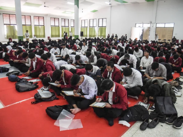 Ratusan mahasiswa Universitas Islam Nusantara (Uninus) mengikuti pemecahan rekor Muri menulis mushaf Al-Quran 30 Juz dengan metode Follow The Line yang diikuti oleh siswa-siswi dari 139 sekolah SMA/SMK SLB se-Jawa Barat di Kampus Uninus, Jalan Soekarno Hatta, Kota Bandung, Jum'at (7/3). Foto: Dimas Rachmatsyah / Jabar Ekspres