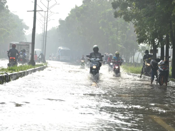 Pengendara motor melintasi banjir di kawasan SOR GBLA, Kota Bandung, Jum'at (7/3). Foto: Dimas Rachmatsyah / Jabar Ekspres