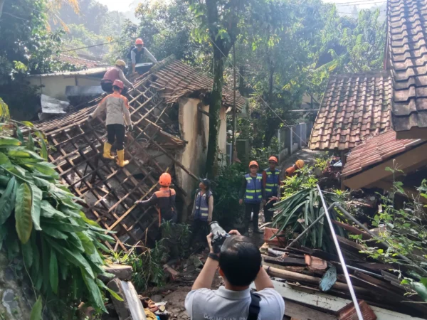 Longsor dan Banjir di RW 10 Kampung Cireundeu. (foto/ Firman Satria)