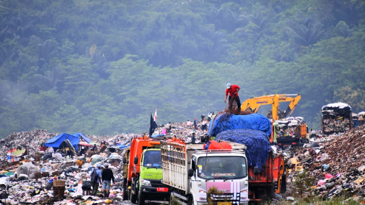 Petugas bekerja di TPA Sarimukti.