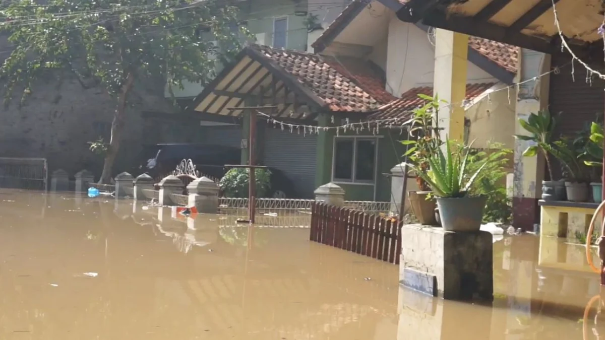 Banjir merendam rumah warga di Kampung Babakan Leuwi Bandung, Desa Citeureup, Kecamatan Dayeuhkolot, Kabupaten Bandung. Foto Agi Ilman/Jabar Ekspres