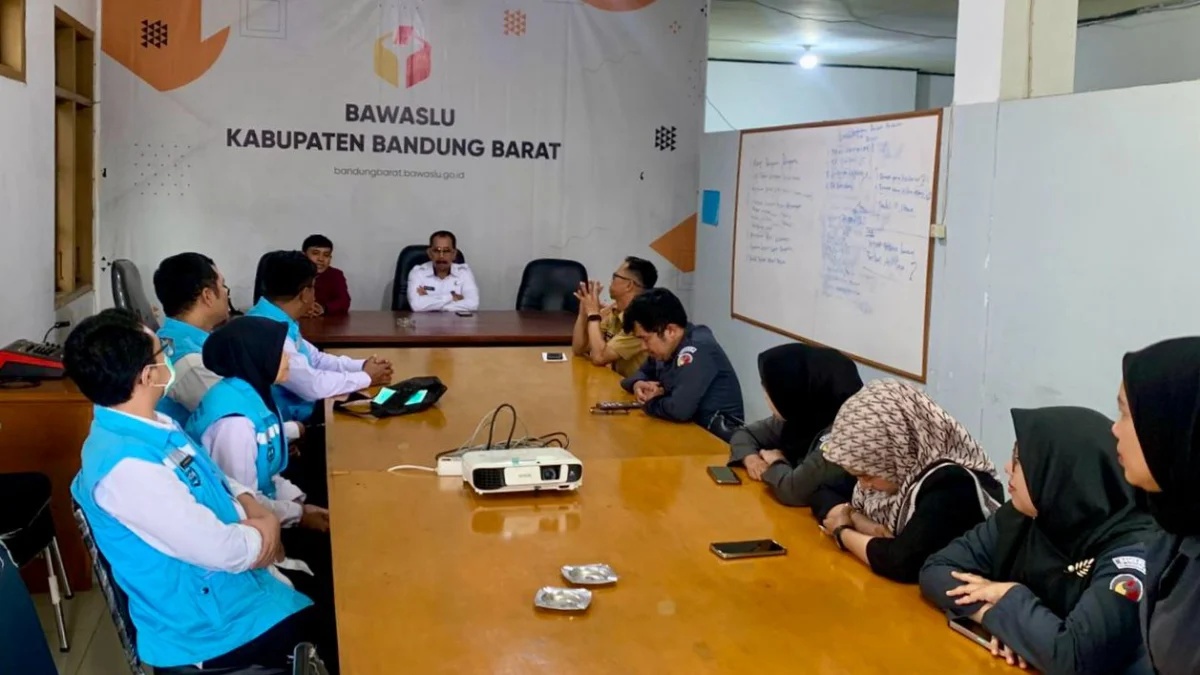 BNNK Bandung Barat seusai melakukan tes urine terhadap puluhan petugas badan pengawas pemilu di Kantor Bawaslu, Kecamatan Ngamprah. Dok BNNK Bandung Barat