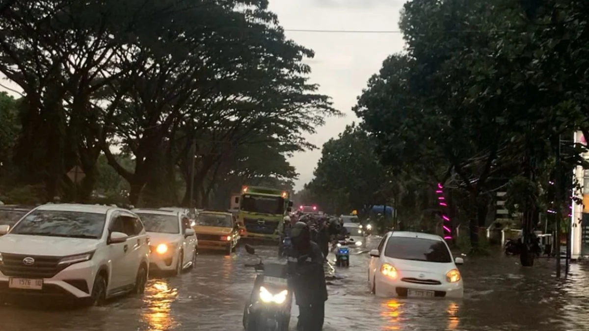 Potret Banjir yang kembali melanda Gedebage pada, Sabtu (8/3). Terlihat salah satu pengendara sedang mendorong motornya imbas tak sanggup menerjang banjir di kawasan tersebut. (Sadam Husen / JE)