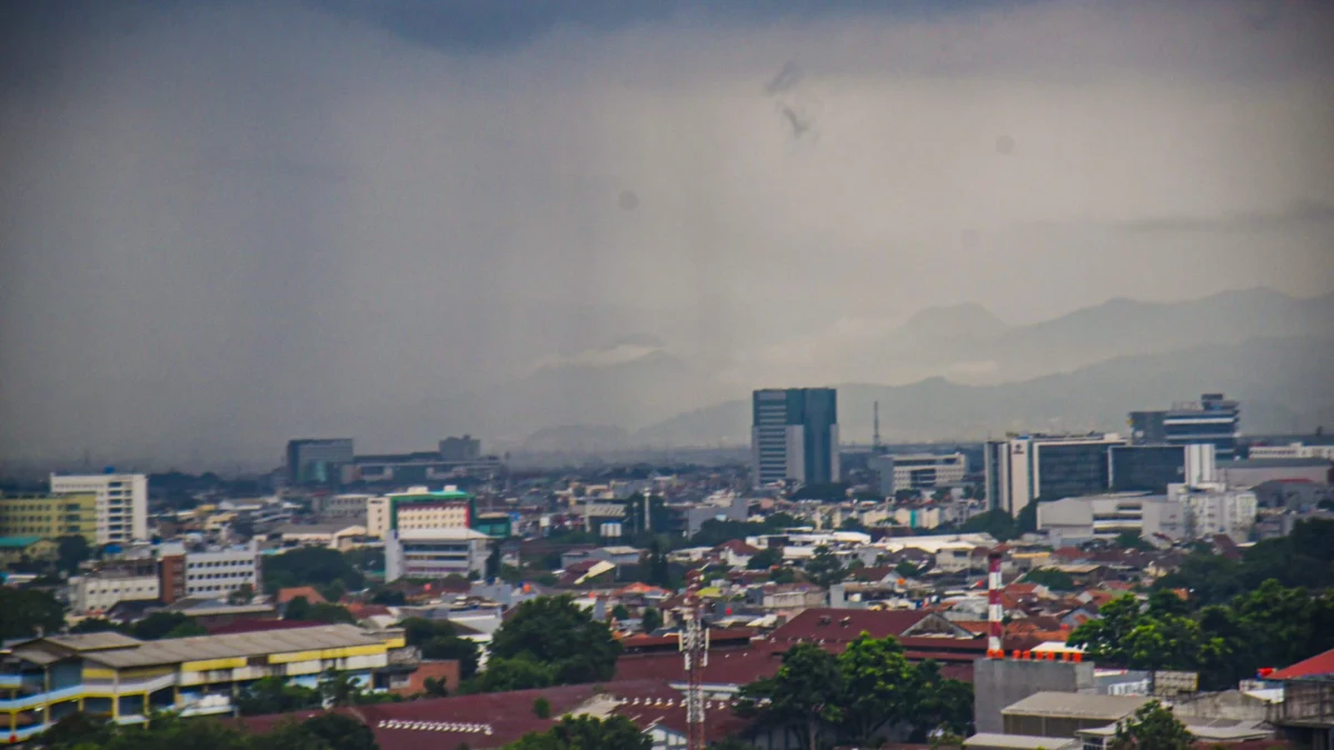 Ilustrasi cuaca: Suasana cuaca mendung dari atas gedung di Jalan Tamansari, Kota Bandung. Foto: Dimas Rachmatsyah / Jabar Ekspres