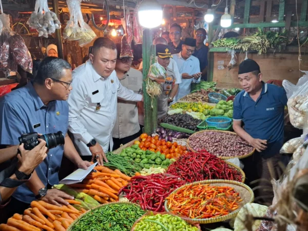Bupati Bogor Rudy Susmanto saat meninjau Pasar Cibinong. Foto : Sandika / Jabar Ekspres