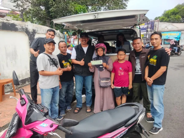 Kepala P3DW Kota Banjat Benny Suranata (empat kanan) berfoto bersama Pegawai Bidang Pendapatan Kota Banjar dan wajib pajak yang membayar pajak kendaraannya di Samkel Alun-Alun Banjar, belum lama ini. (Cecep Herdi/Jabar Ekspres)