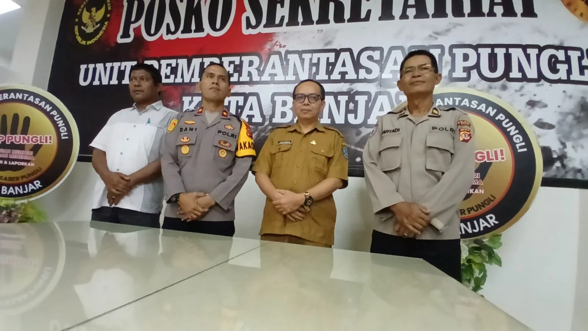 Ketua UPP Saber Pungli Kota Banjar Kompol Dani Prasetya (dua kiri) di saat diwawancara di sekretariat Satgas Saber Pungli Kota Banjar baru-baru ini. (foto: Cecep Herdi/Jabar Ekspres)