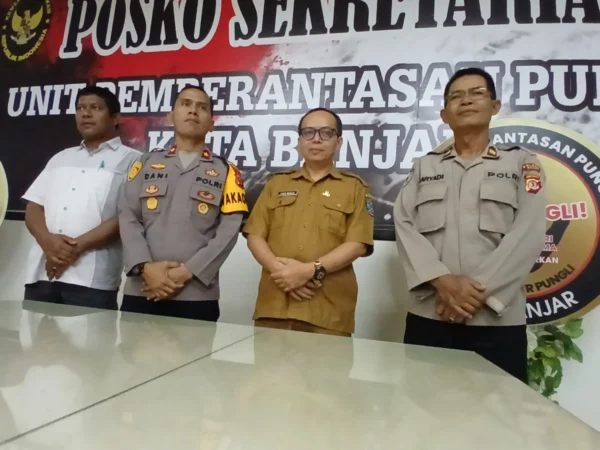 Ketua UPP Saber Pungli Kota Banjar Kompol Dani Prasetya (dua kiri) di saat diwawancara di sekretariat Satgas Saber Pungli Kota Banjar baru-baru ini. (foto: Cecep Herdi/Jabar Ekspres)