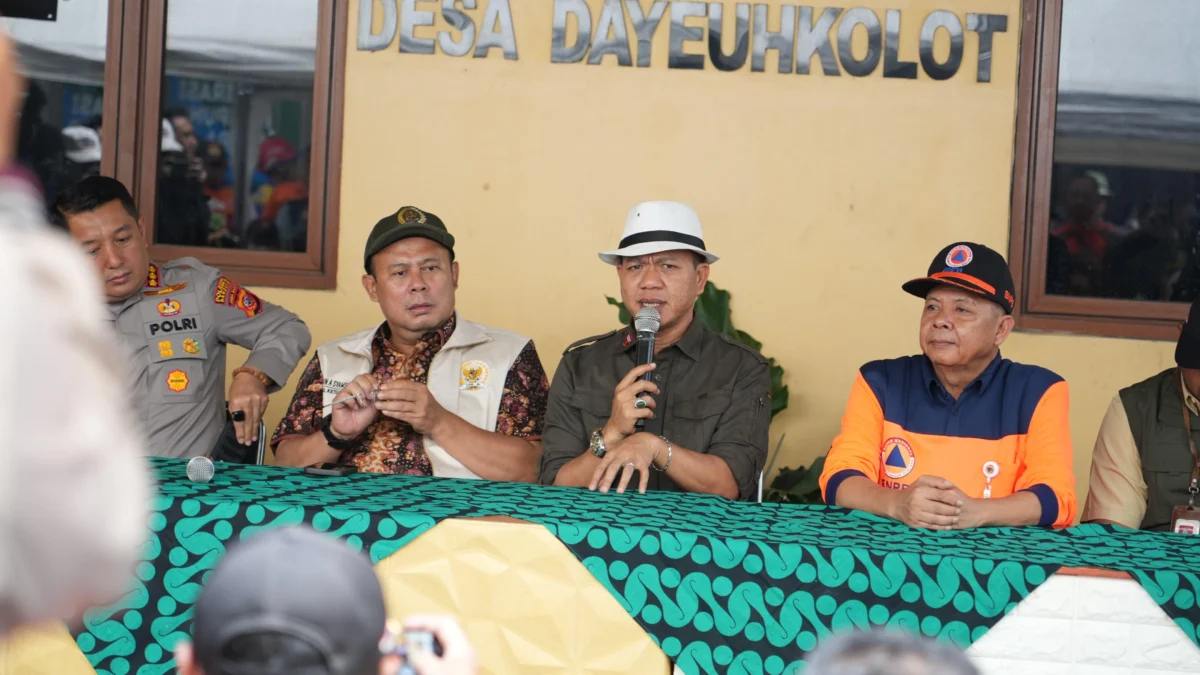 Bupati Bandung Dadang Supriatna bersama Wakil Ketua DPR RI Cucun Ahmad Syamsurijal meninjau lokasi banjir di Dayeuhkolot, Kabupaten Bandung, Selasa (11/3). Foto Istimewa