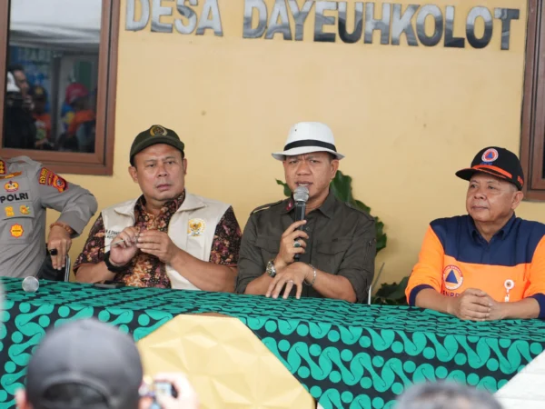 Bupati Bandung Dadang Supriatna bersama Wakil Ketua DPR RI Cucun Ahmad Syamsurijal meninjau lokasi banjir di Dayeuhkolot, Kabupaten Bandung, Selasa (11/3). Foto Istimewa