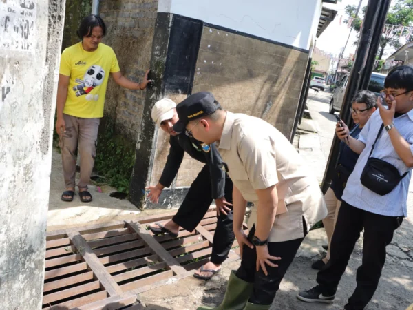 Wakil Wali Kota Cimahi, Adithia Yudhistira saat Meninjau Salah satu drainase di Lingkungan Warga (mong)