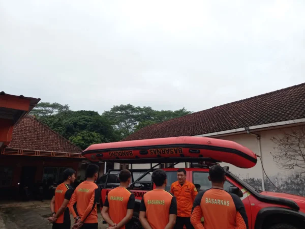 Satu Tim Rescue Pangandaran saat persiapan untuk laksanakan proses pencarian korban tenggelam di Sungai Citanduy, Jembatan Pelangi tepatnya di Jalan Wanareja-Lengensari, Kota Banjar, Jawa Barat. (Kantor SAR Bandung for Jabar Ekspres)