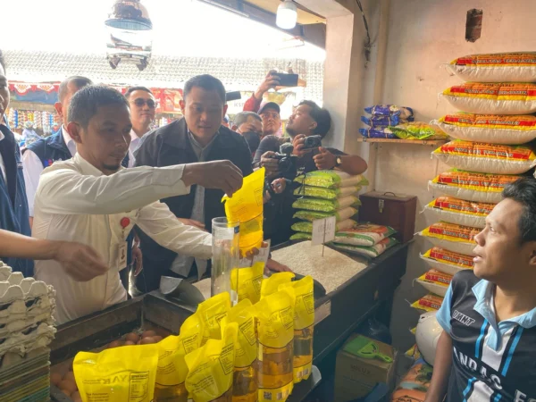 Unit Tipidter Satreskrim Polres Cimahi saat Sidak Minyak Kita di Pasar Cimindi Kota Cimahi (mong)