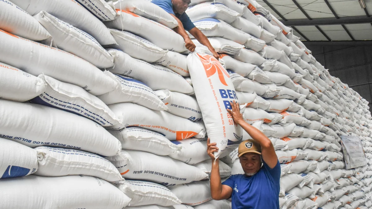 Pekerja melakukan bongkar muat beras di Gudang Bulog Cisaranten Kidul Sub Divre Bandung, Kota Bandung beberapa waktu lalu. Foto: Dimas Rachmatsyah / Jabar Ekspres