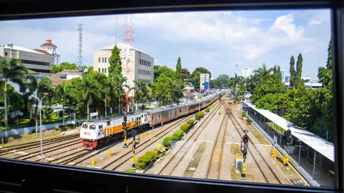 Kereta api jarak jauh melintas di Stasiun Bandung, Kota Bandung, Kamis (13/3). Foto: Dimas Rachmatsyah / Jabar Ekspres