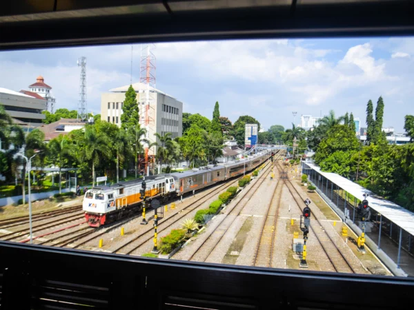 Kereta api jarak jauh melintas di Stasiun Bandung, Kota Bandung, Kamis (13/3). Foto: Dimas Rachmatsyah / Jabar Ekspres