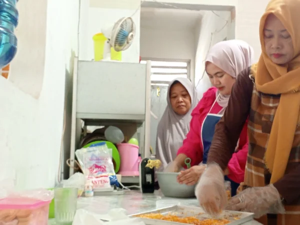 Ratu Fitra Fauzia (tengah) saat memproduksi kue kering, Kamis (13/3/2025). Usaha banjir orderan saat bulan Ramadan. (Foto: Cecep Herdi/Jabar Ekspres)