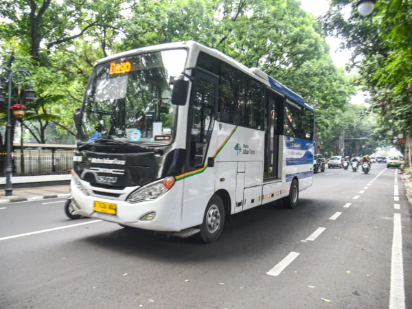 Ilustrasi: Bus Metro Jabar Trans melintas di Jalan Wastukencana, Kota Bandung, Kamis (13/3). Foto: Dimas Rachmatsyah / Jabar Ekspres