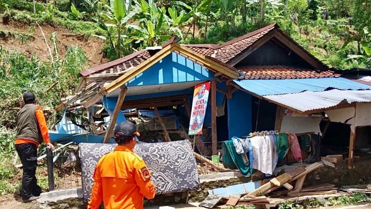 Petugas BPBD Bandung Barat saat melakukan assesment di lokasi longsor Desa Cilangari, Kecamatan Gununghalu. Dok BPBD KBB