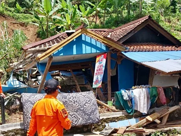 Petugas BPBD Bandung Barat saat melakukan assesment di lokasi longsor Desa Cilangari, Kecamatan Gununghalu. Dok BPBD KBB