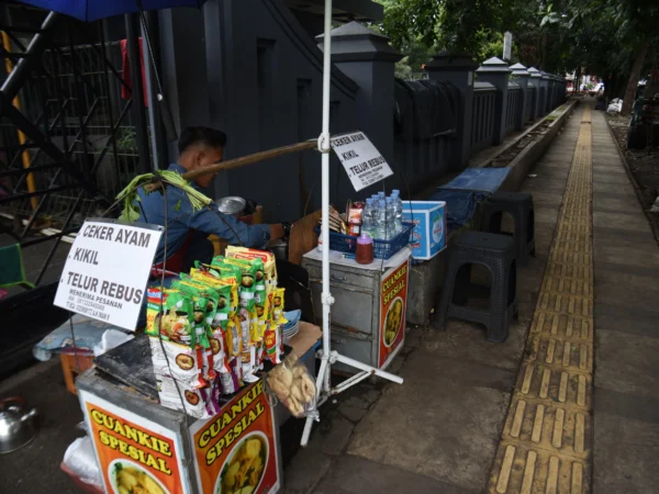 Foto ilustrasi : Potret Pedagang Cuanki di sekitar Pusdai, Kota Bandung. Satpol PP bebaskan PKL berjualan dimana saja asal tak langgar aturan. (Dimas / Jabar Ekspres)
