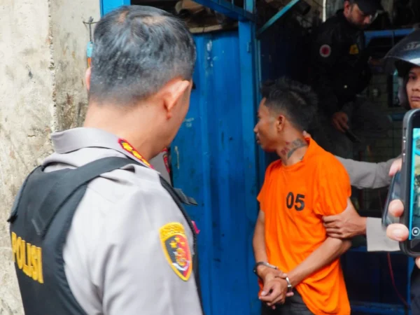 Kapolresta Bandung Kombes Pol Aldi Subartono bersama tersangka DK saat memimpin penggeledahan sekretariat kelompok brigez terkait tewasnya jukir minimarket di Kecamatan Cimaung, Kabupaten Bandung, Minggu (16/3). Foto Istimewa