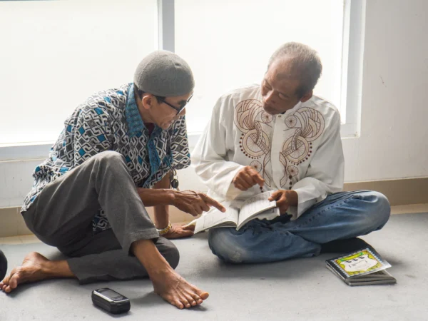 Warga mengikuti pembelajaran Al Quran dalam program Gerakan Berantas Buta Huruf Alquran di Kelurahan Pasirkaliki, Kota Bandung, Selasa (18/3). Foto: Dimas Rachmatsyah / Jabar Ekspres