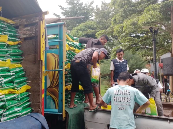 Petugas saat Mendistribusikan Beras SPHP ke Kelurahan. (Mong / Jabar Ekspres)