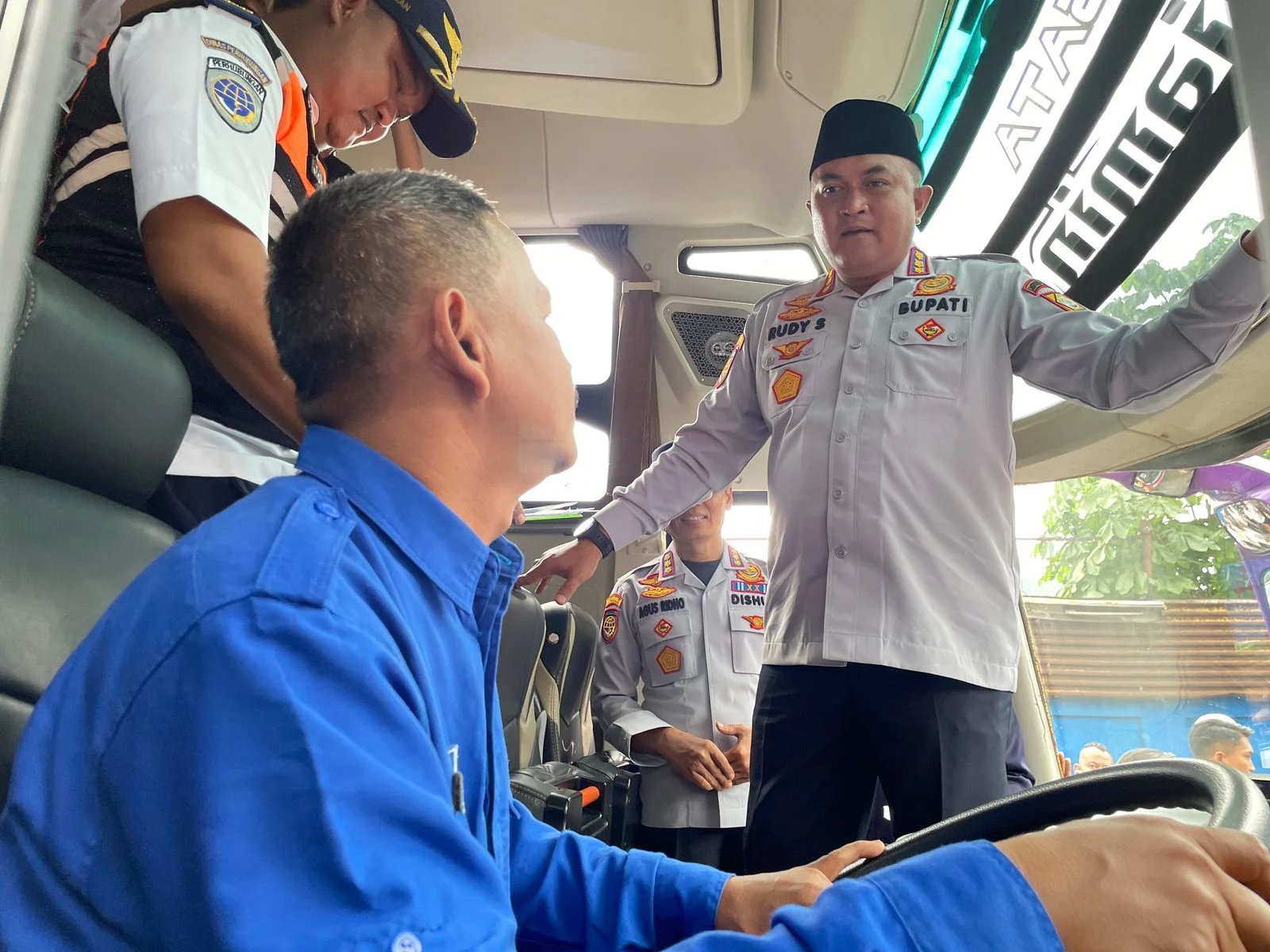 Bupati Bogor Rudy Susmanto saat melakukan ramp chek di PO Medal Jaya. Foto : Sandika /jabarekspres.com