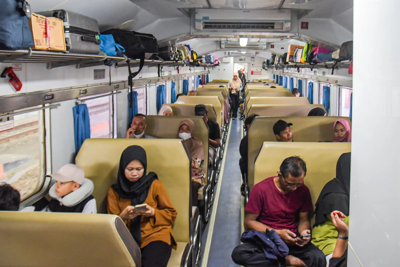 Penumpang Kereta Pasundan tujuan akhir Surabaya Gubeng berjalan menuju gerbong kereta di Stasiun Kiaracondong, Kota Bandung, Senin (24/3). Foto: Dimas Rachmatsyah / Jabar Ekspres