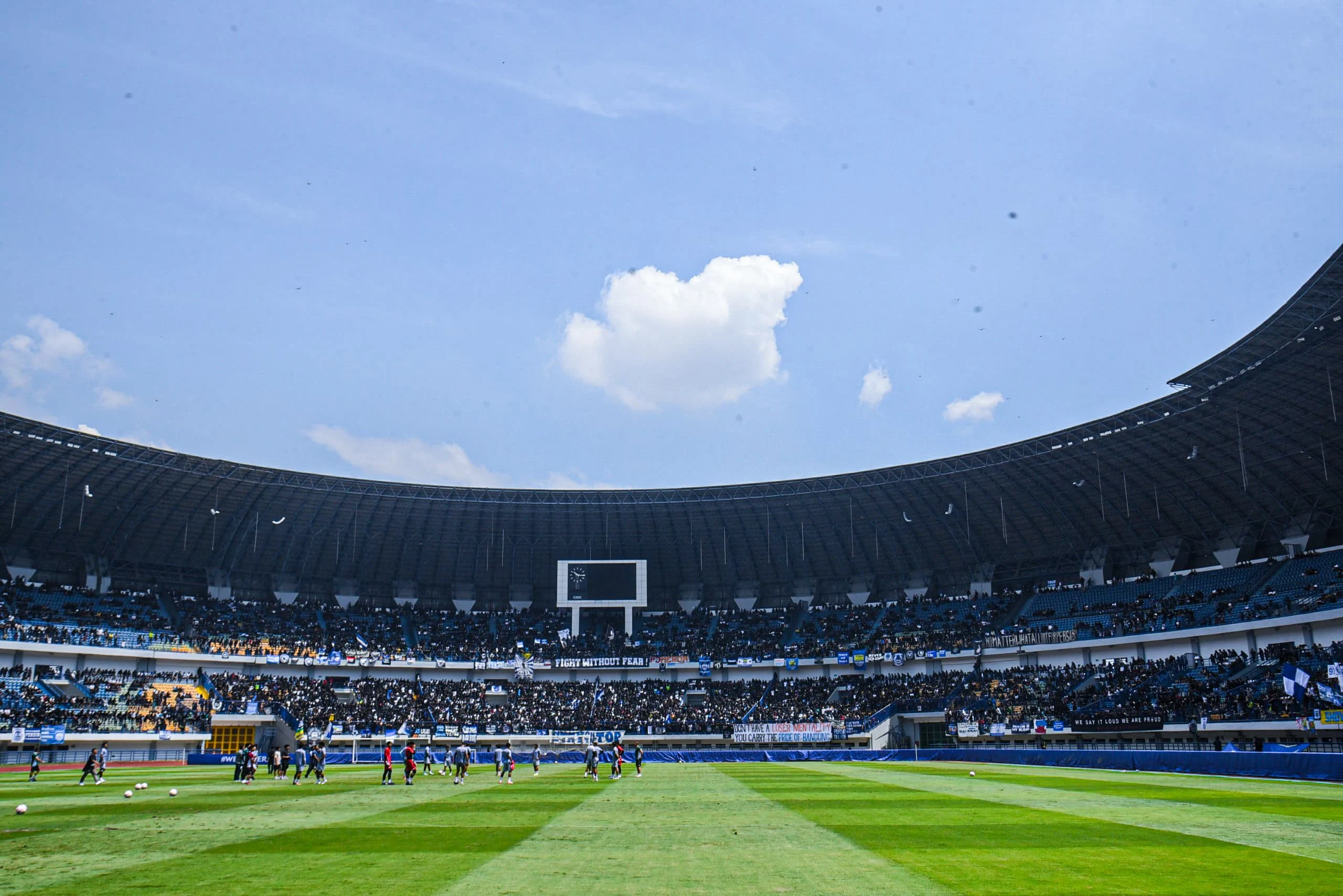 Suasana Stadion Gelora Bandung Lautan Api (GBLA) di Kota Bandung beberapa waktu lalu. Foto: Dimas Rachmatsyah / Jabar Ekspres