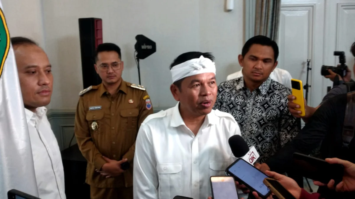 Gubernur Jabar Dedi Mulyadi selepas Pengukuhan Kepala OJK Jabar, di Gedung Pakuan, Selasa (25/3). (Jabar Ekspres)