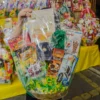 Salah seorang pedagang menunjukan parcel Lebaran. (foto/Dam)