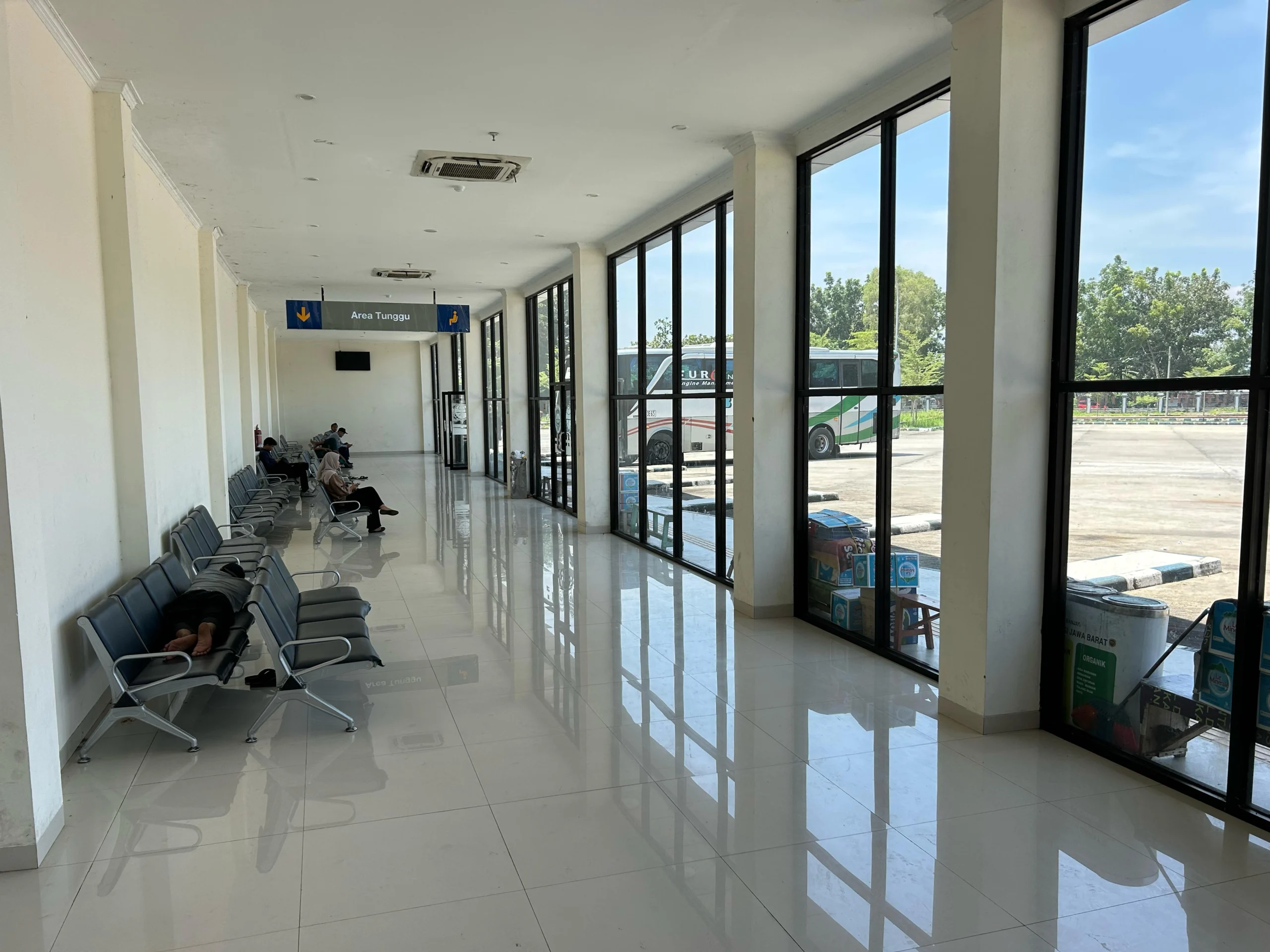Area tunggu penumpang di Terminal Tipe A Kota Banjar masih sepi dari pemudik pada H-5, Rabu (26/3/2025). (Foto: Cecep Herdi/Jabar Ekspres)