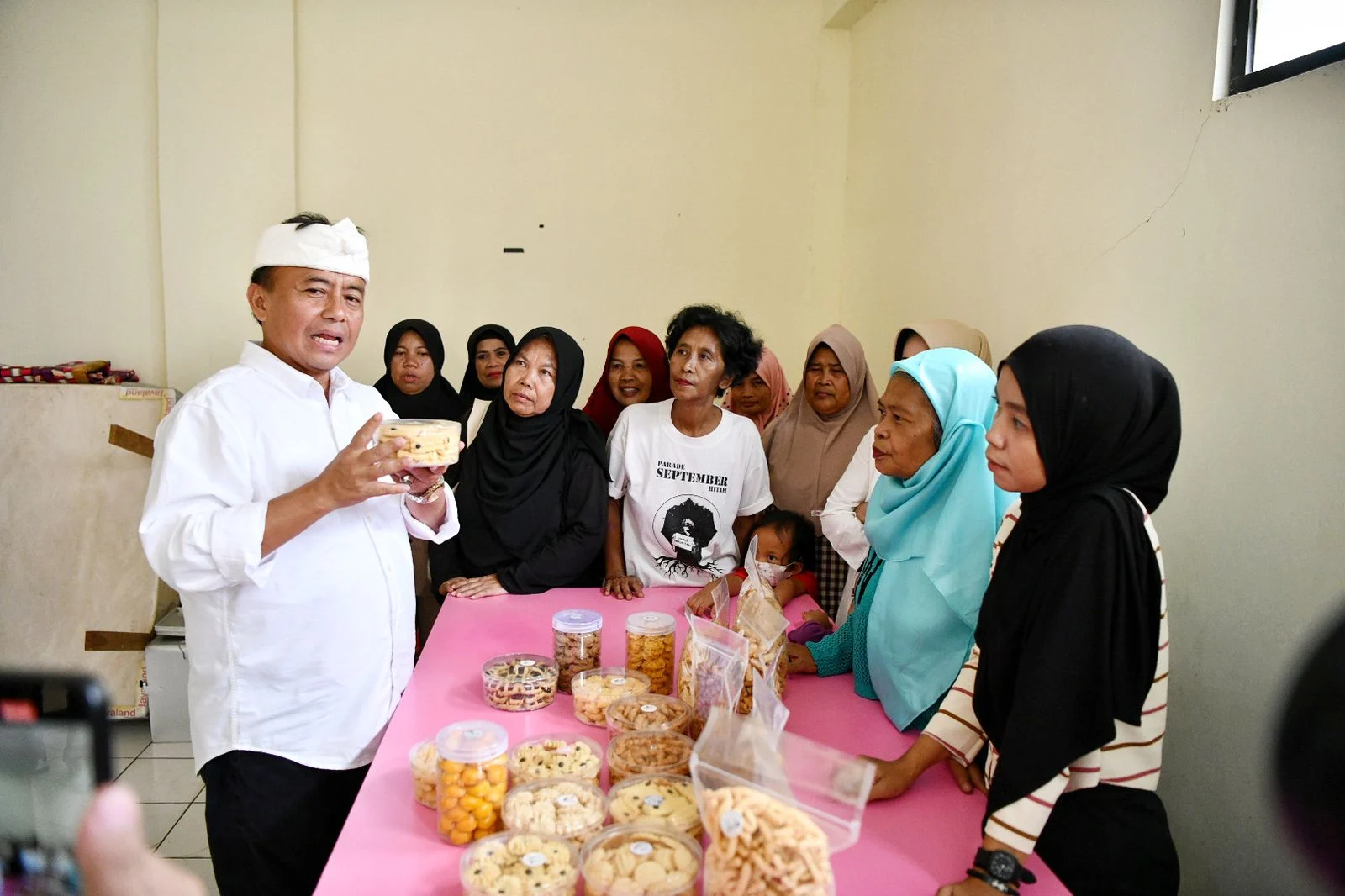 Sekda Jabar Herman Suryatman saat meninjau PPKS di Apartemen Transit Rancaekek.