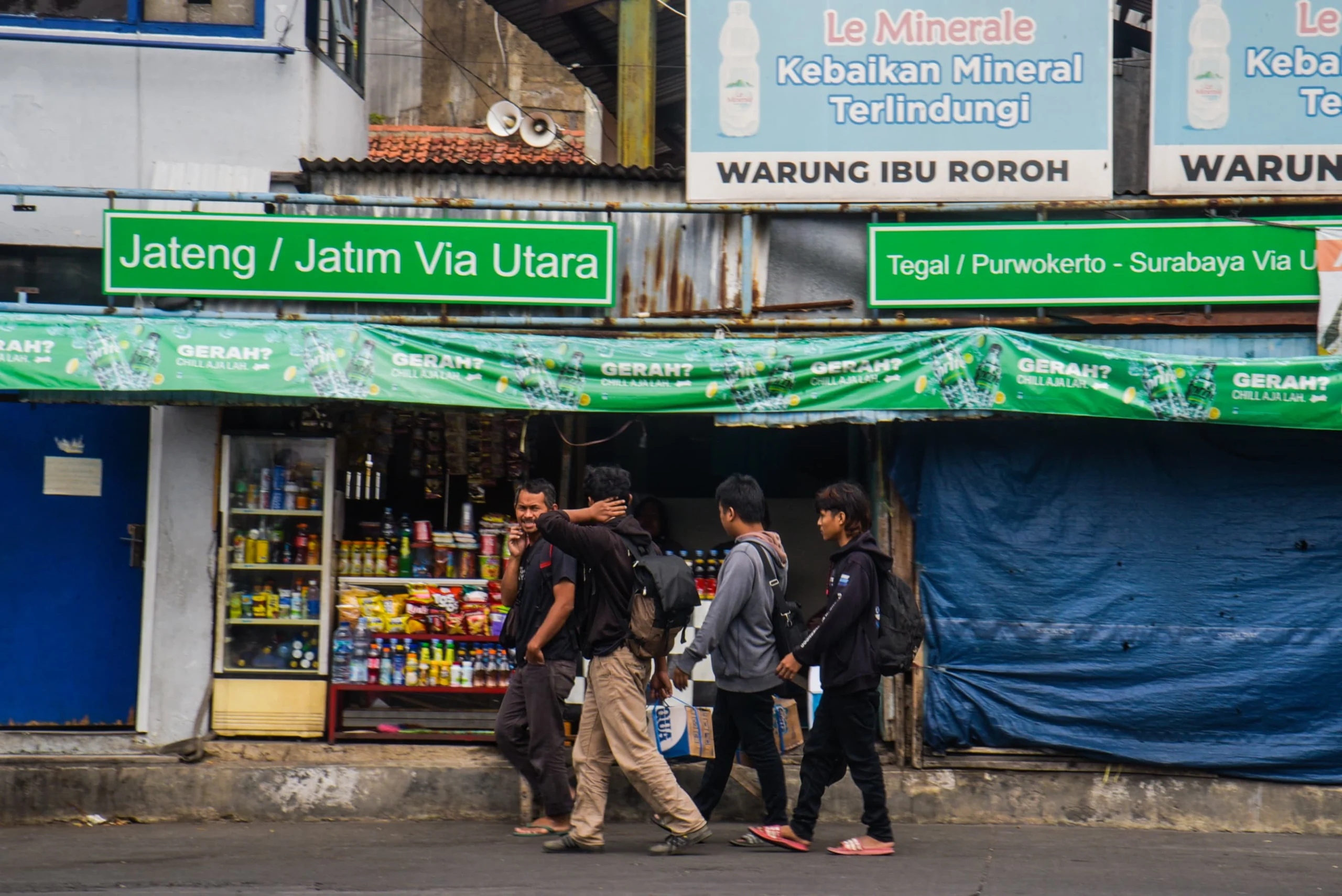 Pemudik berjalan menuju bus di Terminal Cicaheum, Kota Bandung, Rabu (26/3). Foto: Dimas Rachmatsyah / Jabar Ekspres