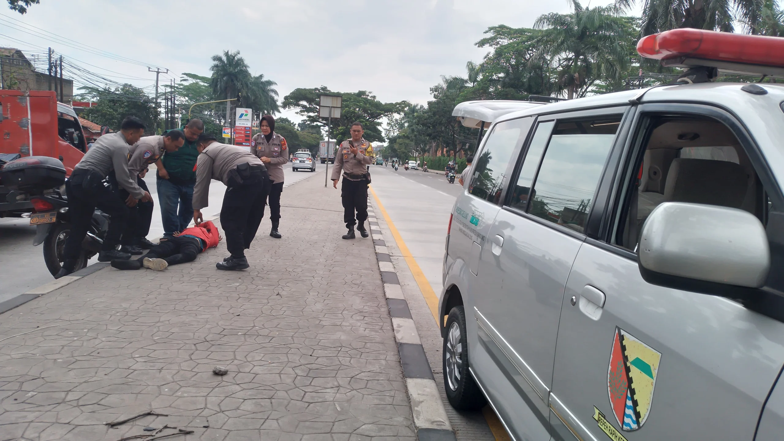 Anggota Kepolisian dari jajaran Polresta Bandung bersama anggota Polres Sumedang gotongroyong secara spontan saat patroli untuk lakukan pertolongan korban kecelakaan. (Yanuar/Jabar Ekspres)
