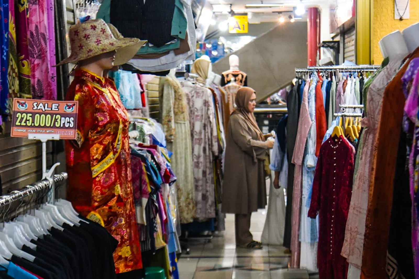 Pengunjung membeli pakaian di Pasar Baru Trade Center, Kota Bandung, Rabu (26/3). Foto: Dimas Rachmatsyah / Jabar Ekspres