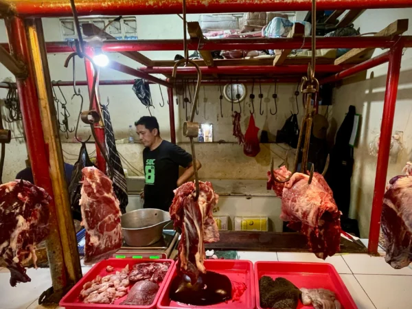 Pedagang daging sapi di Pasar Tradisional Tagog Padalarang, Bandung Barat. Rabu (26/3). Dok Jabar Ekspres/Suwitno