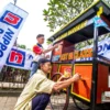 Makin Seru Berburu Takjil di Gerobak Jajanan Nusantara, Nippon Paint Sulap Tampilan Ratusan Gerobak UMKM Menjadi Lebih Menarik