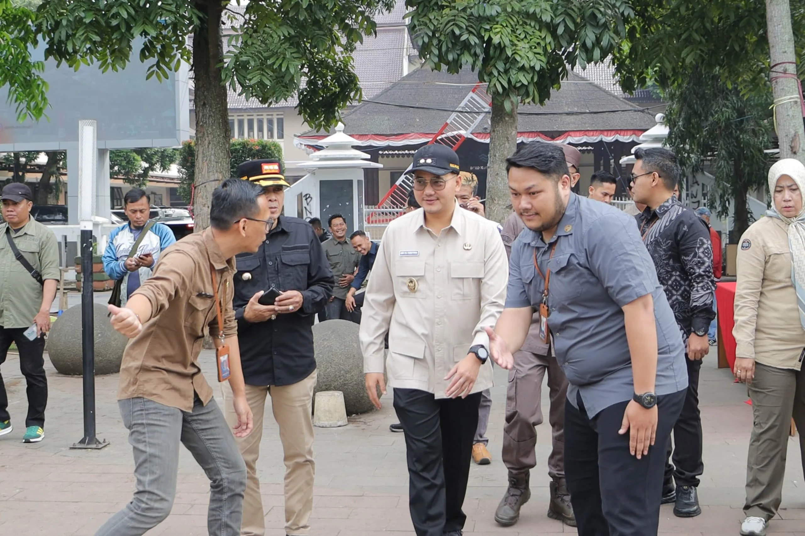 Wakil Wali Kota Cimahi, Adhitia Yudhistira saat menghadiri apel Satgas Pemberantasan Premanisme di Alun-alun Cimahi. (Mong / Jabar Ekspres)