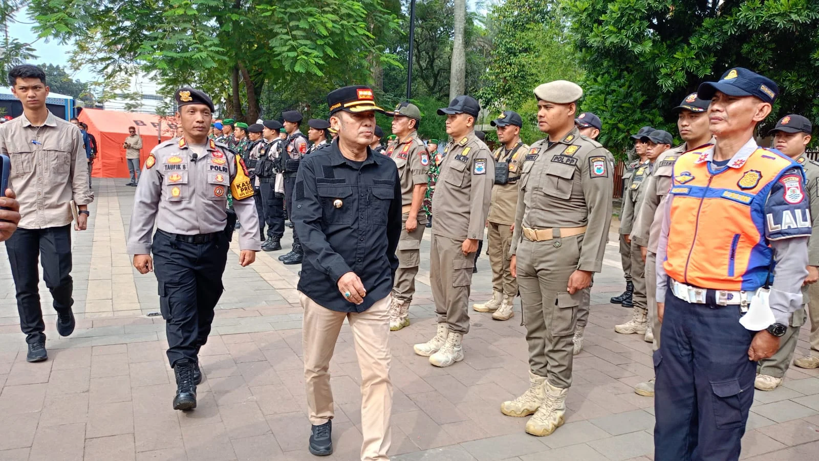 Wali Kota Cimahi, Ngatiyana saat Meninjau Kesiapan Satgas Pemberantasan Premanisme (mong)