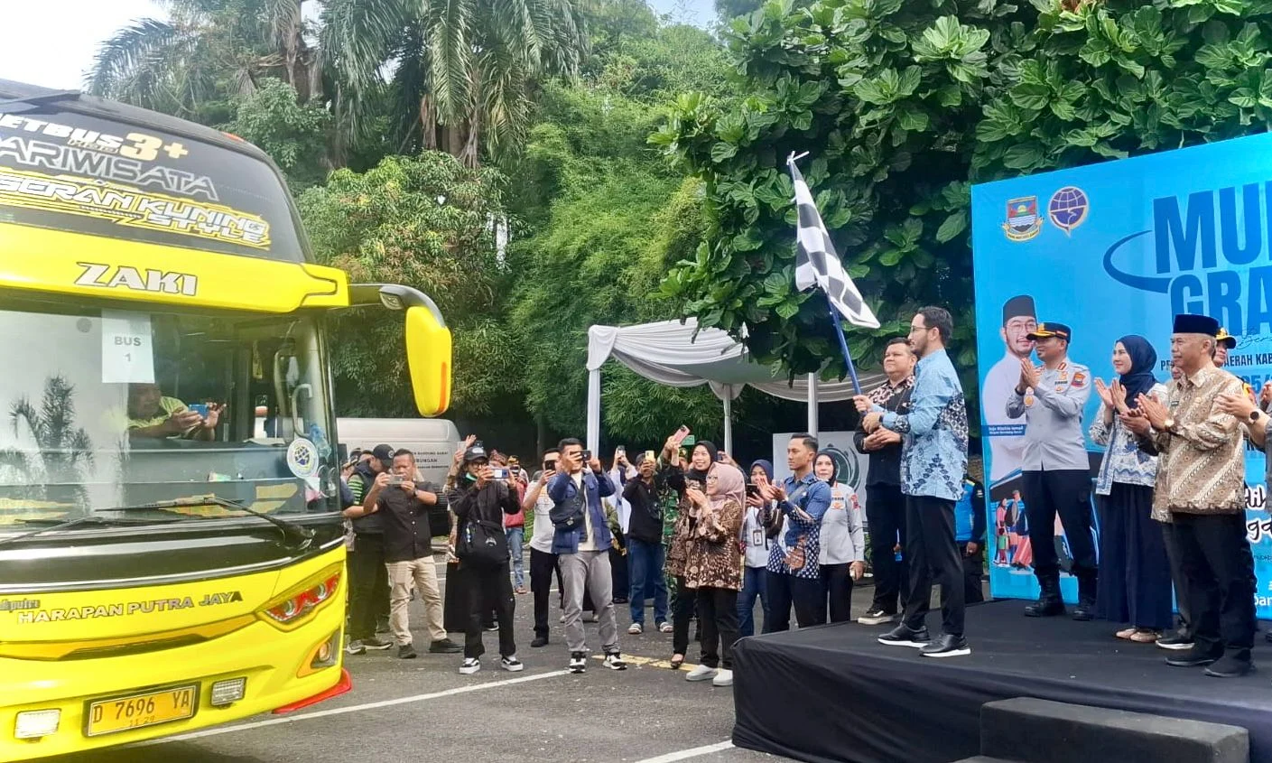 Bupati Bandung Barat, Jeje Ritchie Ismail saat melepas ratusan peserta mudik gratis di Padalarang. Kamis (27/3). Dok Jabar Ekspres/Suwitno