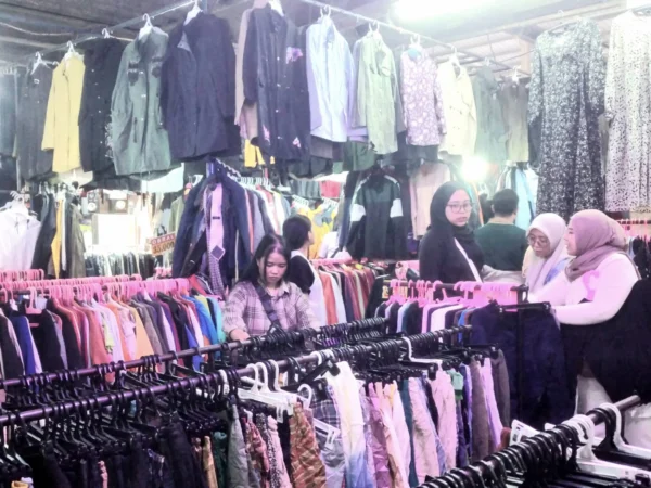 Jelang Lebaran, Pasar Cimol Gedebage Dipadati Pengunjung