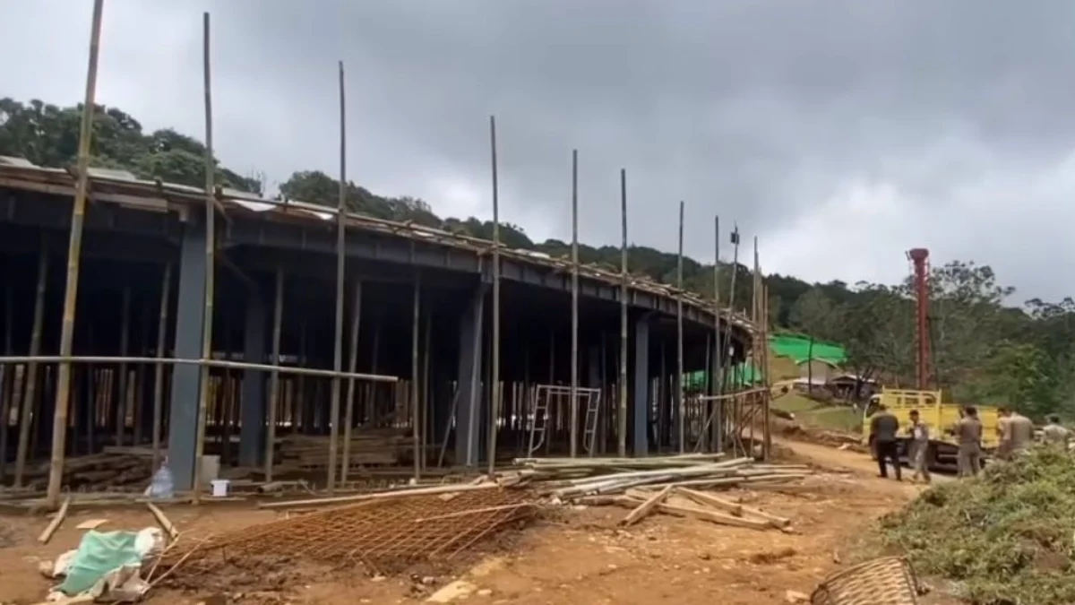 Petugas Satpol PP Jabar saat menyegel proyek pembangunan wisata Eiger Camp di Desa Kertawangi, Kecamatan Parongpong, Kabupaten Bandung Barat. Jumat (28/3). Dok istimewa