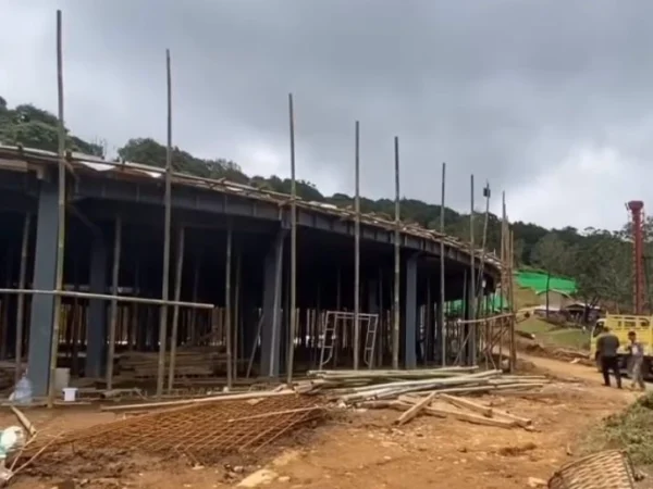 Petugas Satpol PP Jabar saat menyegel proyek pembangunan wisata Eiger Camp di Desa Kertawangi, Kecamatan Parongpong, Kabupaten Bandung Barat. Jumat (28/3). Dok istimewa