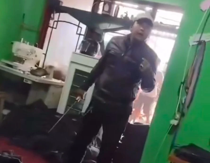 Sebuah video memperlihatkan seorang pria nekat meminta THR kepada pemilik home industri kain, di Kecamatan Kutawaringin, Kabupaten Bandung, hingga mengancam menggunakan golok viral di media sosial. Foto Tangkapan layar IG infobdgbaratcimahi